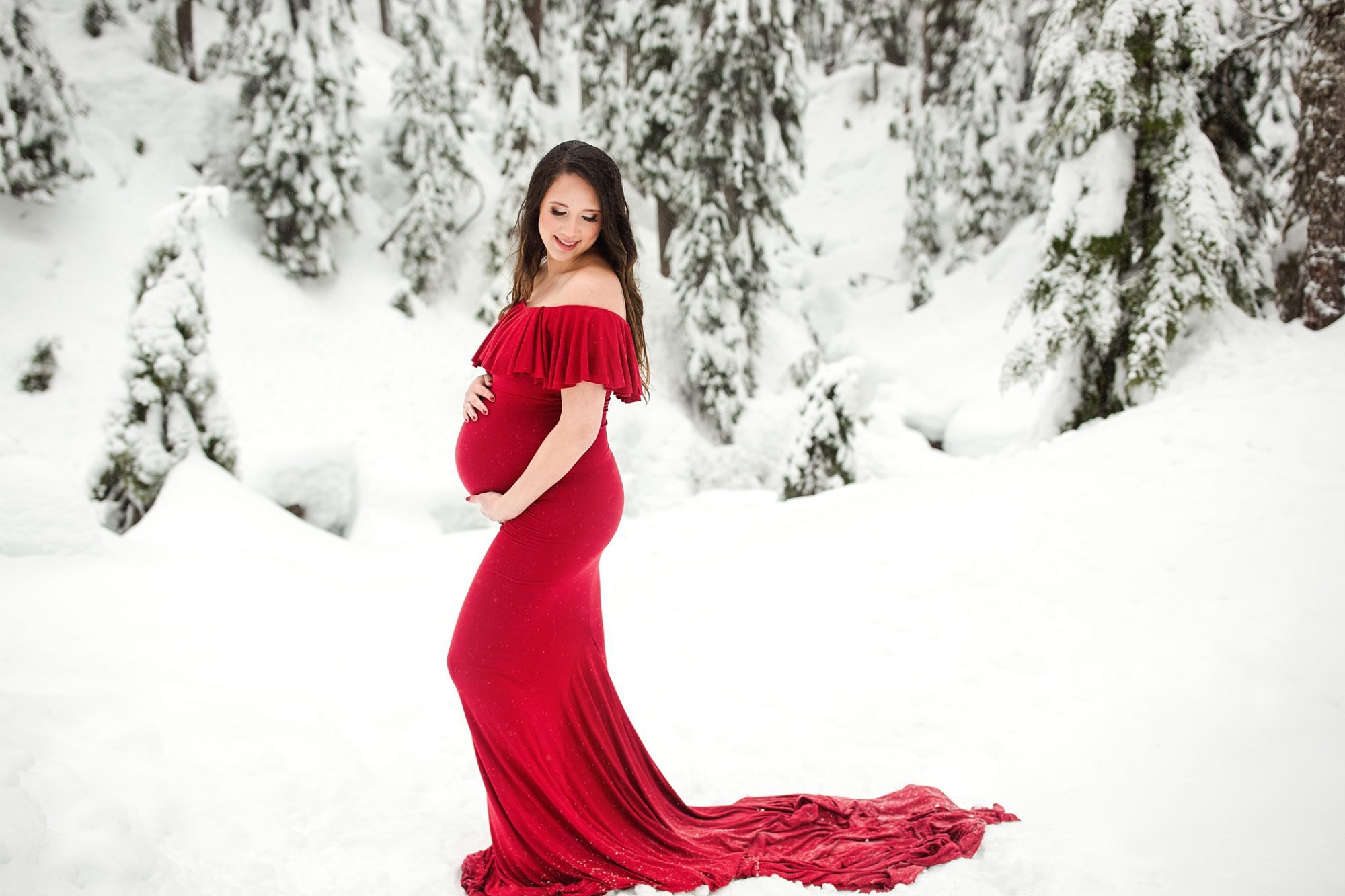 winter snow maternity session | snoqualmie pass photographer