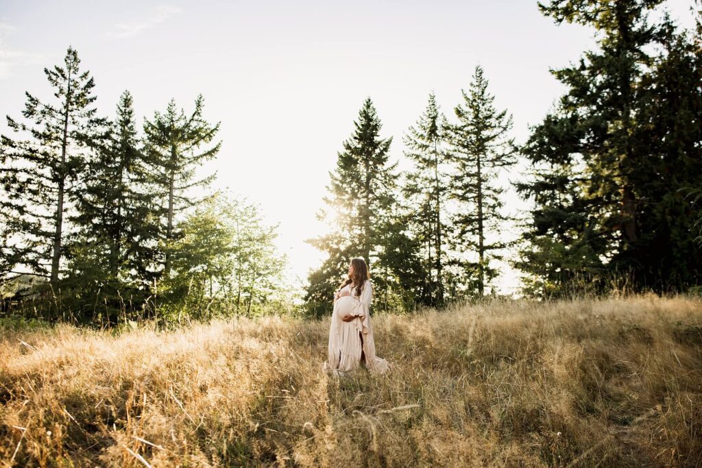 beautiful sunset maternity session at clark lake park in Kent wa