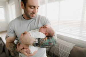 maple valley Washington lifestyle newborn family photography session with cat and dog