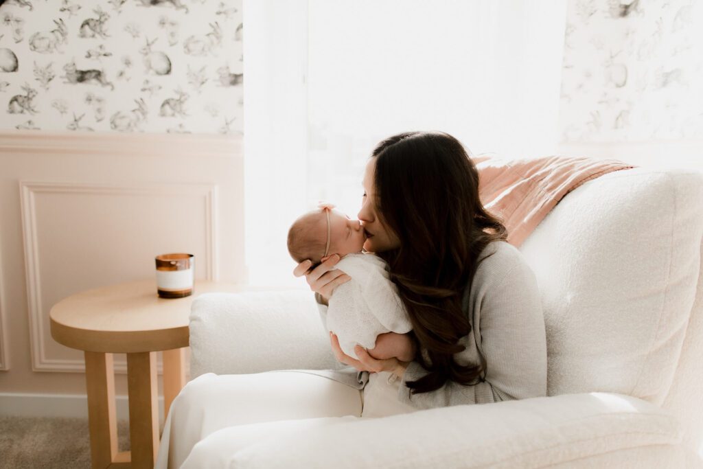 maple valley Washington lifestyle newborn family photography session with cat and dog