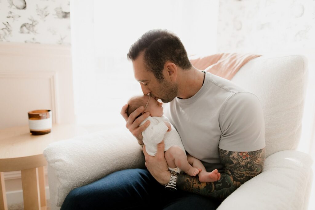 maple valley Washington lifestyle newborn family photography session with cat and dog