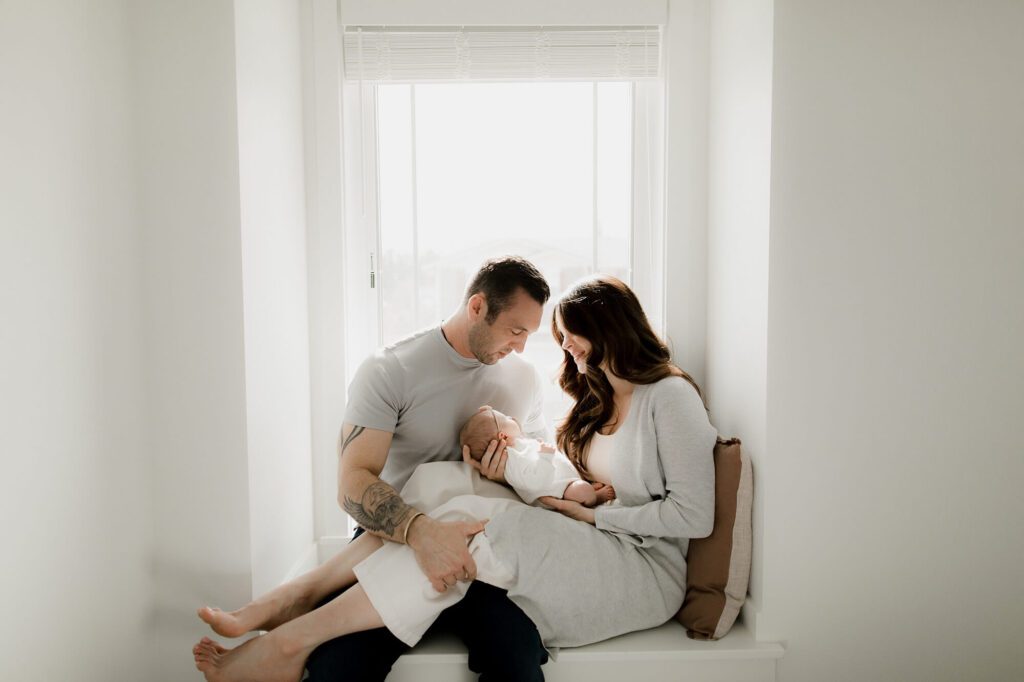 maple valley Washington lifestyle newborn family photography session with cat and dog