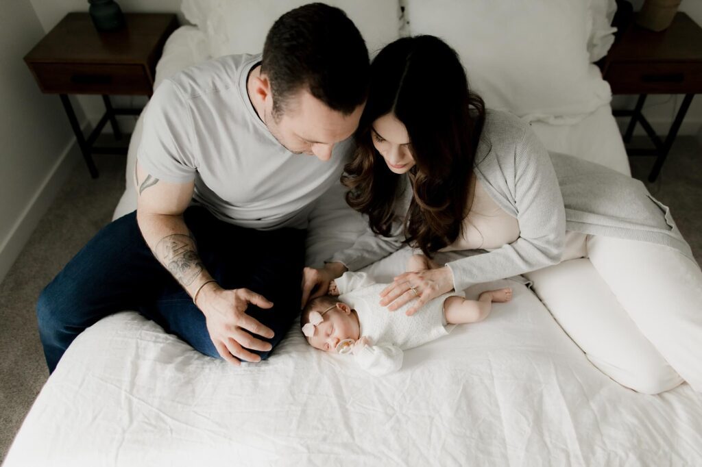 maple valley Washington lifestyle newborn family photography session with cat and dog