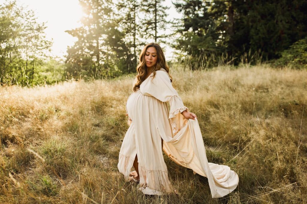 beautiful sunset maternity session at clark lake park in Kent wa