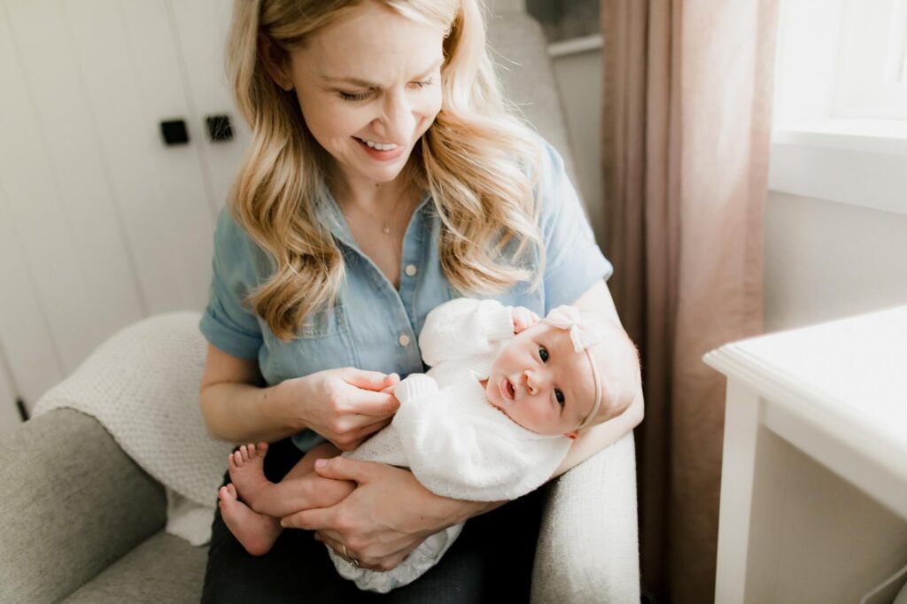 lifestyle newborn family photography session in Snoqualmie north bend washington