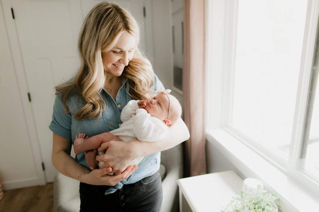 lifestyle newborn family photography session in Snoqualmie north bend washington