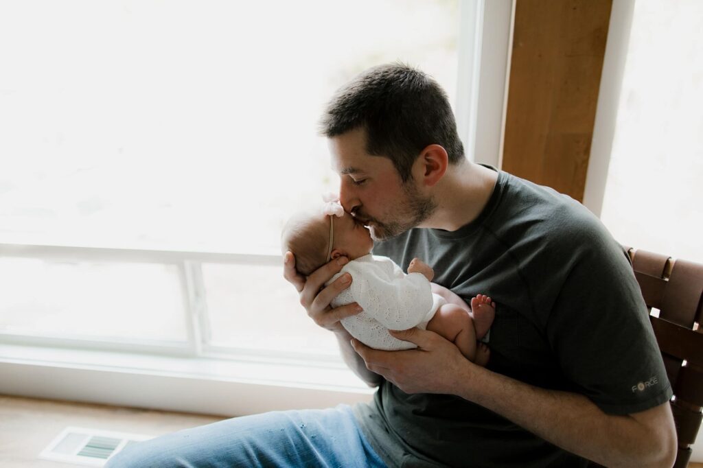 lifestyle newborn family photography session in Snoqualmie north bend washington