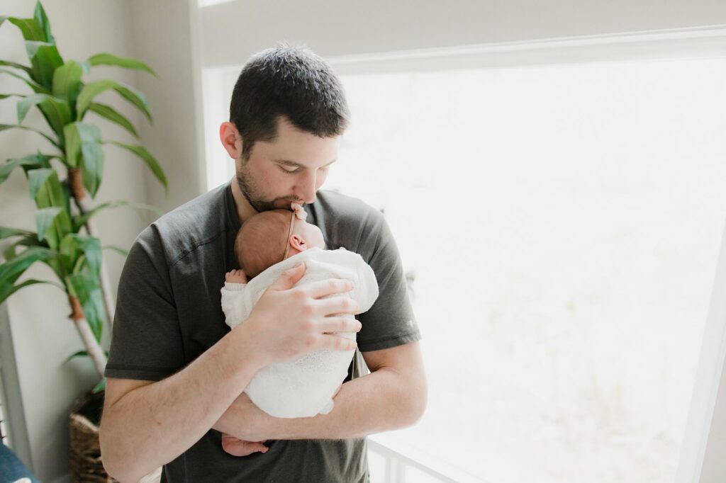 lifestyle newborn family photography session in Snoqualmie north bend washington