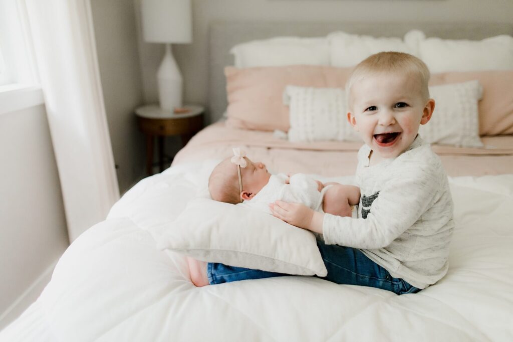 lifestyle newborn family photography session in Snoqualmie north bend washington