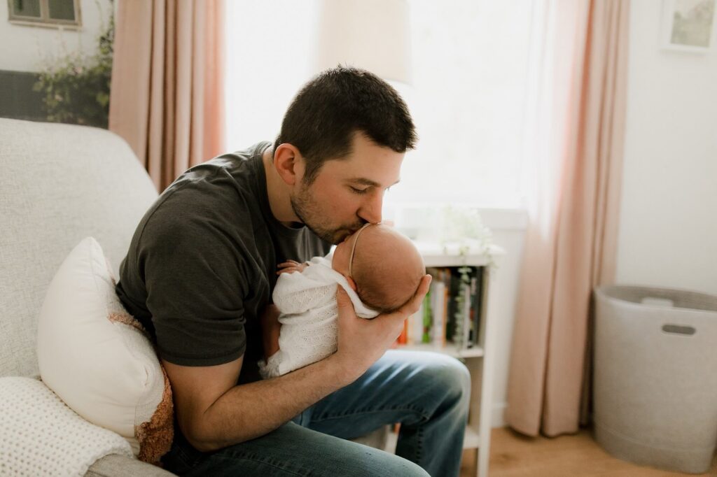 lifestyle newborn family photography session in Snoqualmie north bend washington