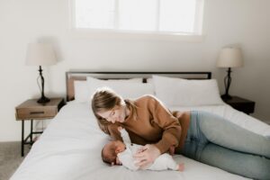 seattle lifestyle family newborn photographer