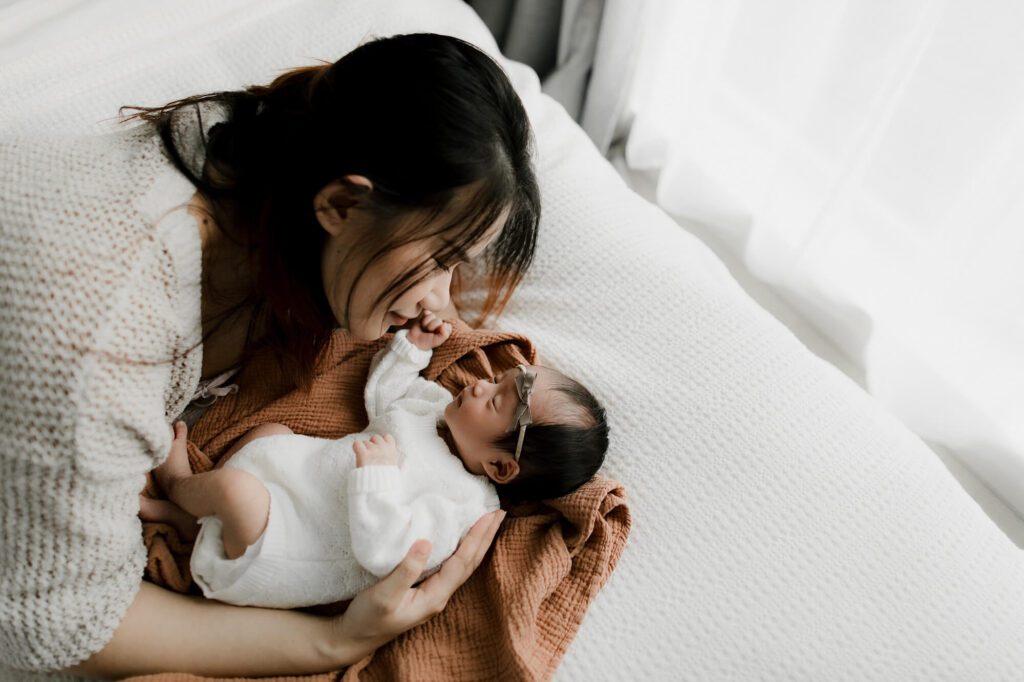 seattle lifestyle newborn family photographer with grandparents