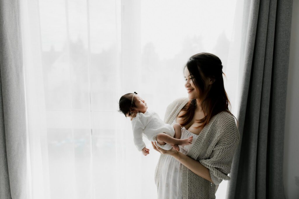 seattle lifestyle newborn family photographer with grandparents