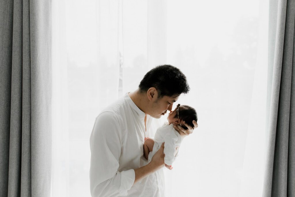 seattle lifestyle newborn family photographer with grandparents