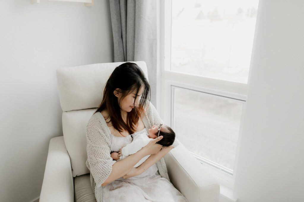 seattle lifestyle newborn family photographer with grandparents