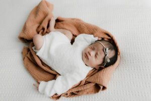 seattle lifestyle newborn family photographer with grandparents