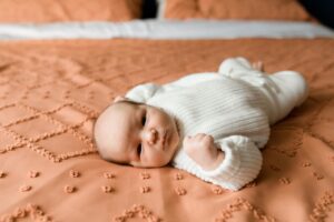 lifestyle newborn photographer Des Moines wa