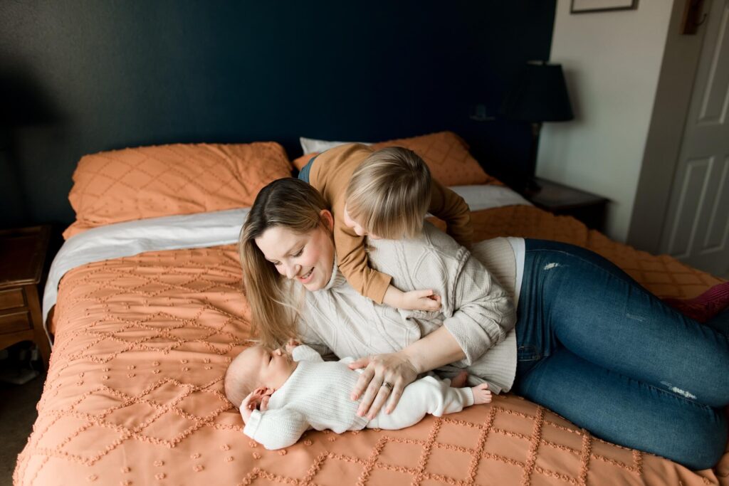 lifestyle newborn photographer Des Moines wa