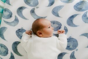 lifestyle newborn photographer Des Moines wa