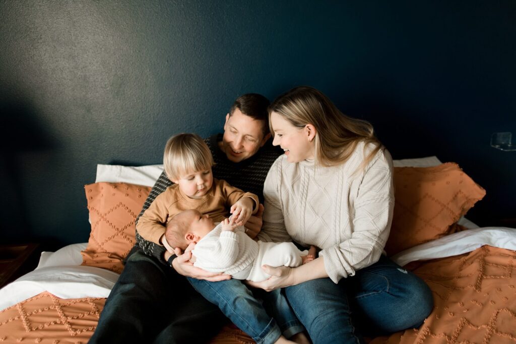 lifestyle newborn photographer Des Moines wa