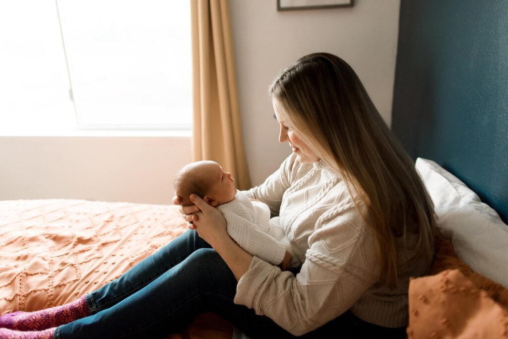 lifestyle newborn photographer Des Moines wa