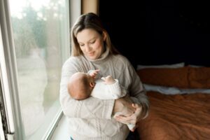 lifestyle newborn photographer Des Moines wa