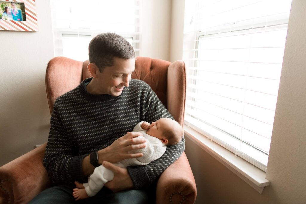 lifestyle newborn photographer Des Moines wa