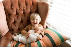 lifestyle newborn photographer Des Moines wa