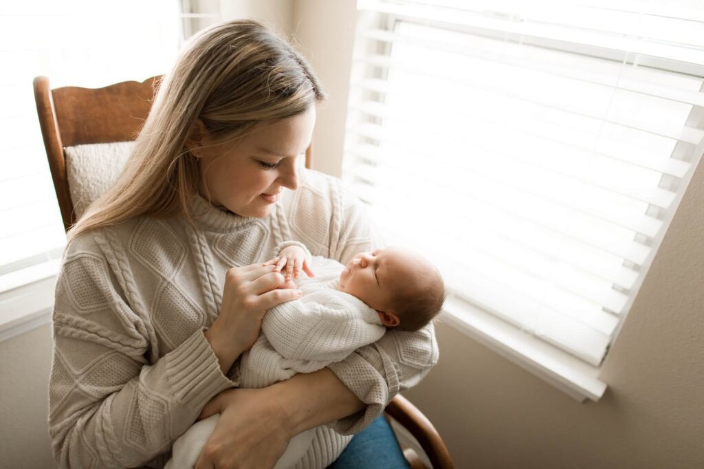 lifestyle newborn photographer Des Moines wa