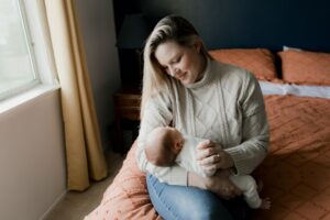 lifestyle newborn photographer Des Moines wa