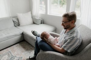 lifestyle newborn photography in seattle home