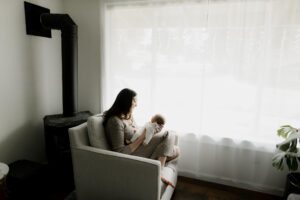 tacoma newborn photographer mom and baby in living room