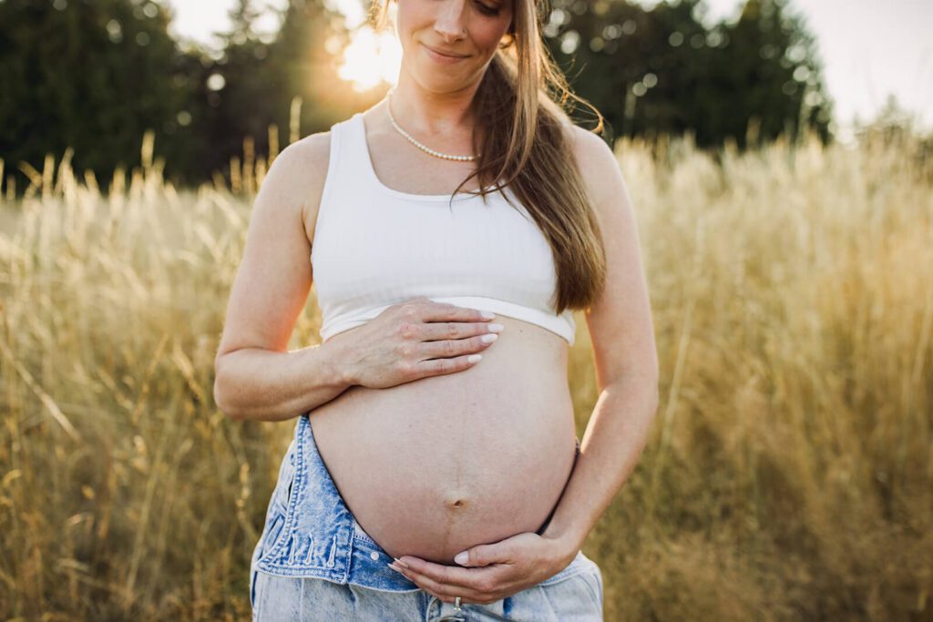 casual maternity photos with mom at sunset seattle
